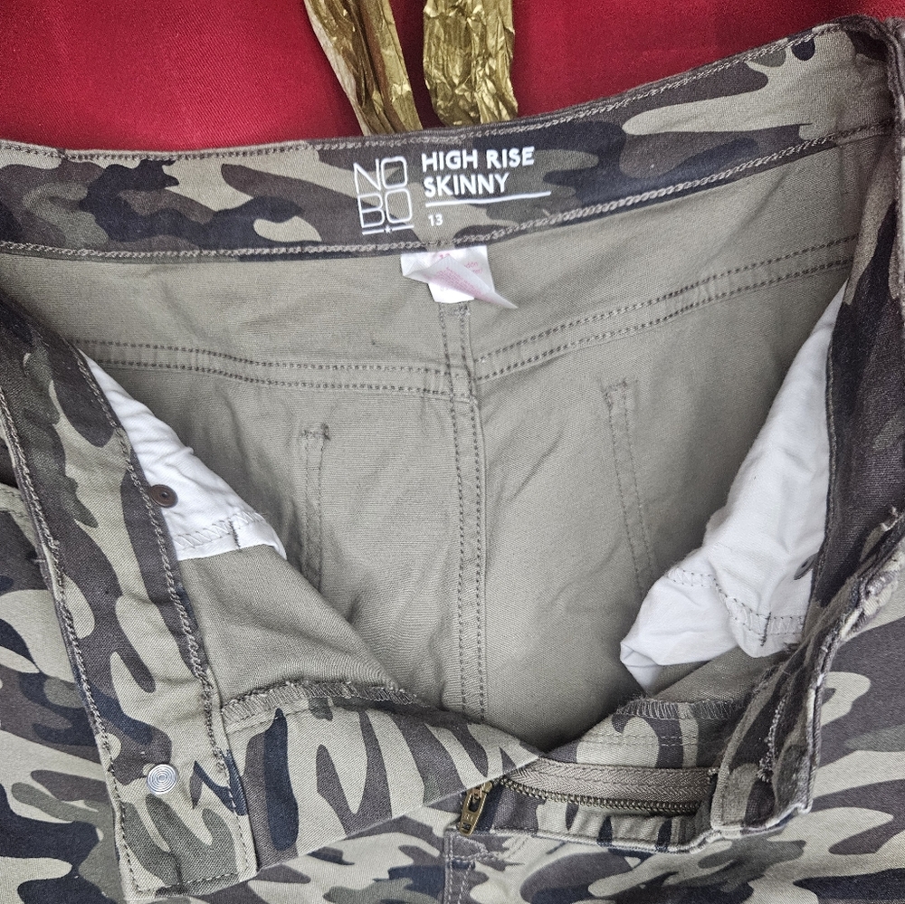 NWOT No Boundaries NOBO Women High Rise Skinny Camouflage Pants Size 13 - Picture 2 of 5